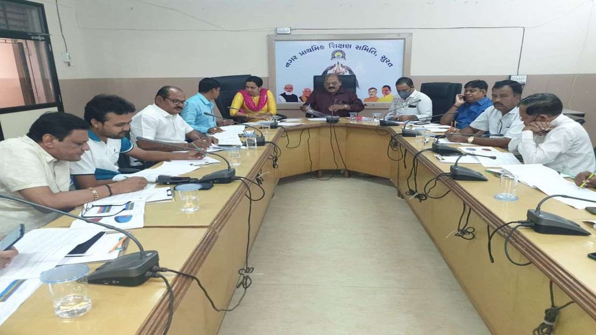 Surat : શિક્ષણ સમિતિની શાળાઓ બનશે હાઈટેક, શાળાઓમાં લાગશે સીસીટીવી અને સેનેટરી પેડ વેન્ડીંગ મશીન