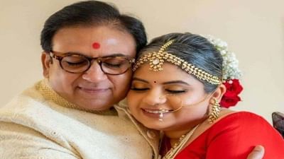 ‘તારક મહેતા કા ઉલ્ટા ચશ્મા’માં (taarak mehta ka ooltah chashmah) જેઠાલાલની (jethalal) ભૂમિકા ભજવીને દર્શકોના દિલ પર રાજ કરનાર દિલીપ જોશીની (Dilip joshi) પુત્રીના લગ્નની તસવીરો સોશિયલ મીડિયા પર ધૂમ મચાવી રહી છે. એક્ટરે જે રીતે ધૂમધામથી દીકરીના લગ્ન કર્યા તે સપનું દરેક પિતા જોતા હોય છે. જ્યાં એક તરફ તેણે દરેક ઉજવણીમાં પોતાની ખુશી વ્યક્ત કરી અને દરેક ક્ષણનો આનંદ માણ્યો, તો બીજી તરફ દીકરીને જતી જોઈને પણ તે પોતાના આંસુ રોકી શક્યા નહીં. આ લગ્નની તસવીરો પર લોકો દરેક જગ્યાએથી અભિનંદન સંદેશ પોસ્ટ કરી રહ્યા છે.