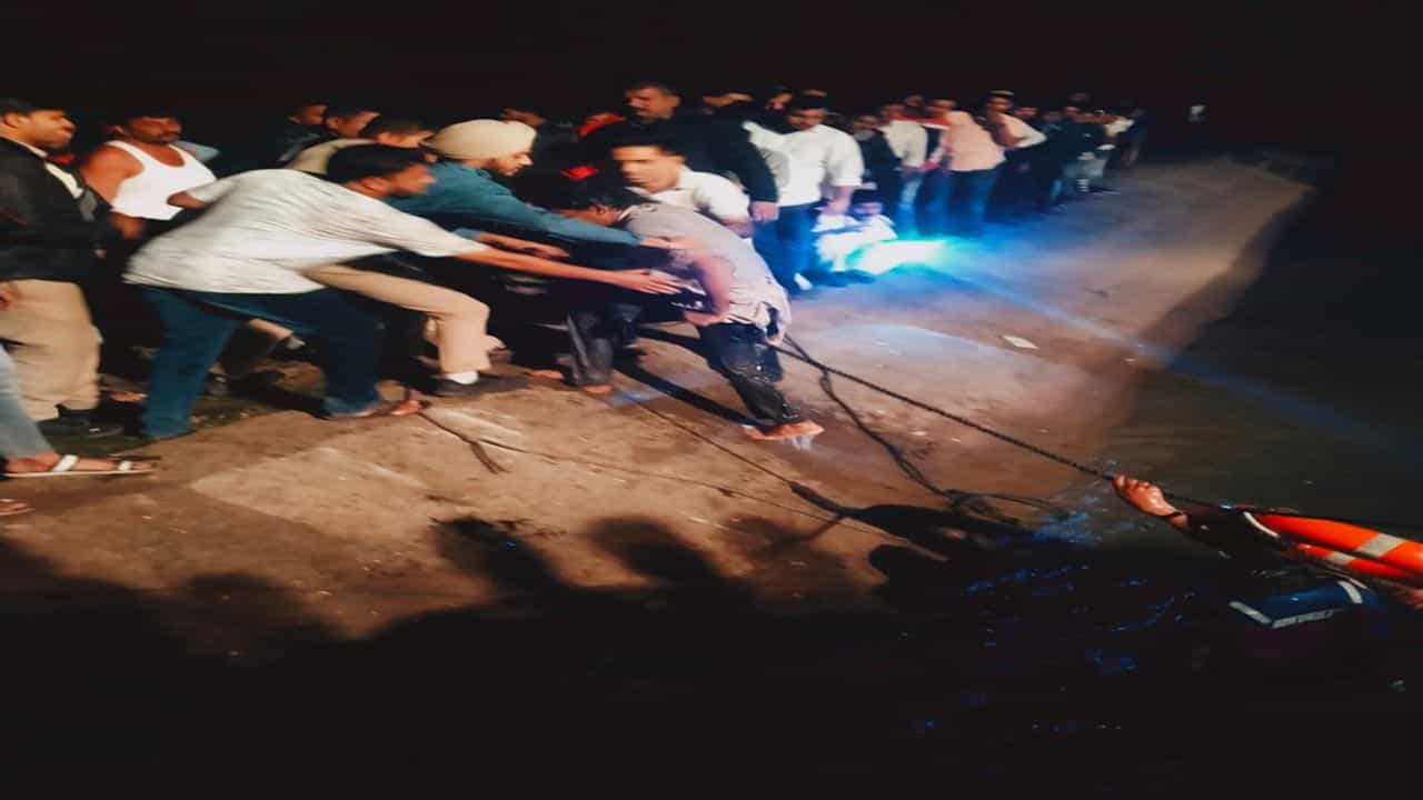 Surat : ચલથાણ નજીક ખાન પરિવારની કાર નહેરના ધસમસતા પાણીમાં ખાબકી, ફાયર વિભાગે ફિલ્મી સ્ટાઇલમાં તમામનું કર્યું રેસ્ક્યુ