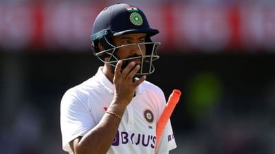 ભારતીય બેટ્સમેન ચેતેશ્વર પુજારા (Cheteshwar Pujara) નું ટેસ્ટ ક્રિકેટમાં ખરાબ ફોર્મ ચાલુ છે. મુંબઈ (Mumbai Test) માં ન્યુઝીલેન્ડ સામે રમાઈ રહેલી બીજી ટેસ્ટ મેચમાં તે ખાતું ખોલાવ્યા વગર જ આઉટ થઈ ગયો હતો. પાંચ બોલનો સામનો કર્યા બાદ તે એજાઝ પટેલ (Ajaz Patel) દ્વારા બોલ્ડ થયો હતો. તે બોલ સમજવાનુ ચૂકી ગયો અને વિકેટ ગુમાવી દીધી. આ સાથે તેનું ખરાબ ફોર્મ પણ ચાલુ રહ્યું. ત્રીજા નંબર પર બેટિંગ કરી રહેલો ચેતેશ્વર પૂજારા લાંબા સમયથી મોટી ઇનિંગ રમી શક્યો નથી. જેના કારણે ટીમમાં તેના સ્થાન પર પણ સવાલો ઉઠી રહ્યા છે. આ સાથે પૂજારાએ શૂન્ય પર આઉટ થઈને કેટલાક અનિચ્છનીય રેકોર્ડ પણ બનાવ્યા હતા.