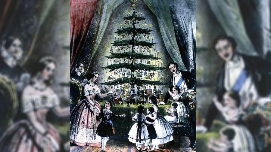 એક  મીડિયા રિપોર્ટ અનુસાર, ક્રિસમસ ટ્રીની પ્રથા જર્મનીમાં 16મી સદીમાં શરૂ કરવામાં આવી  હતી. ક્રિસમસના અવસર પર ફર વૃક્ષને શણગારવામાં આવ્યું હતું. આ વૃક્ષને સામાન્ય ભાષામાં સનોબર પણ કહેવામાં આવે છે. લોકો તહેવારના દિવસે આ ઝાડને ઘરની બહાર લટકાવતા હતા. તે જ સમયે ગરીબ વર્ગના લોકો જે આ વૃક્ષ ખરીદી શકતા ન હતા તેઓ પિરામિડ આકારના લાકડાને શણગારે છે.
