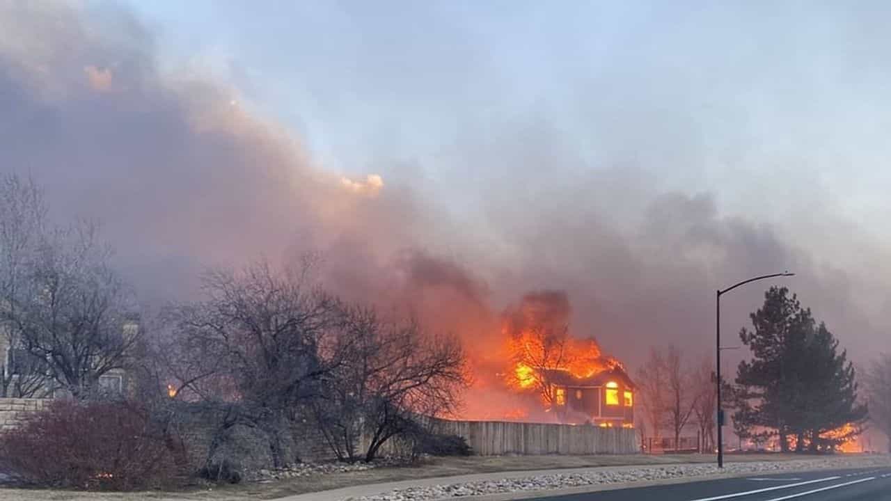 Fire in US Colorado: ભીષણ આગને કારણે આખું શહેર કરાવવામાં આવ્યું ખાલી, સેંકડો ઘર બળીને ખાખ થતા ઈમરજન્સી જાહેર
