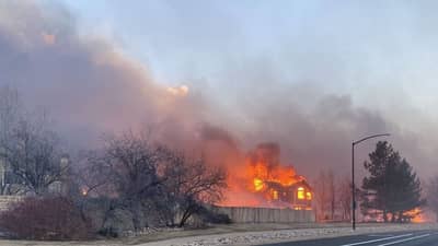 Fire in US Colorado: ભીષણ આગને કારણે આખું શહેર કરાવવામાં આવ્યું ખાલી, સેંકડો ઘર બળીને ખાખ થતા ઈમરજન્સી જાહેર