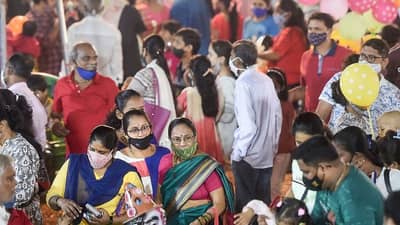 શું દિવસ દરમિયાન રેલી અને રાત્રે કર્ફ્યુથી કોરોનાની નવી લહેર અટકી જશે? ચૂંટણીના માહોલ વચ્ચે ઉભા થયા પ્રશ્નો