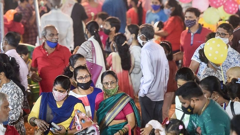 શું દિવસ દરમિયાન રેલી અને રાત્રે કર્ફ્યુથી કોરોનાની નવી લહેર અટકી જશે? ચૂંટણીના માહોલ વચ્ચે ઉભા થયા પ્રશ્નો