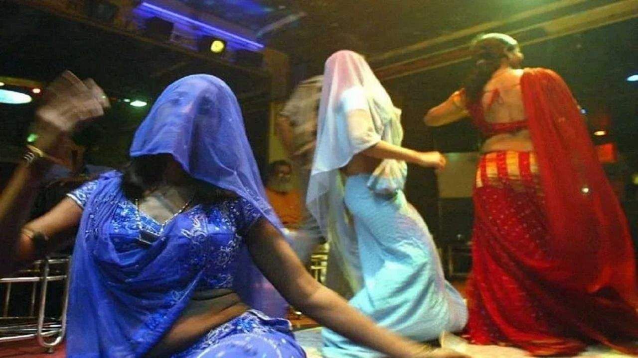Mumbai: ડાન્સ બાર પર દરોડા, છોકરીઓને છુપાવવા માટે બનાવવામાં આવ્યો હતો સિક્રેટ રૂમ, 17 ડાન્સર પકડાઈ