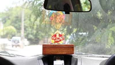 Vastu Tips for Car: તમારી ગાડીમાં હાજર આટલી વસ્તુઓ તમને દરેક સંકટોથી રાખશે દૂર, જાણો અહી