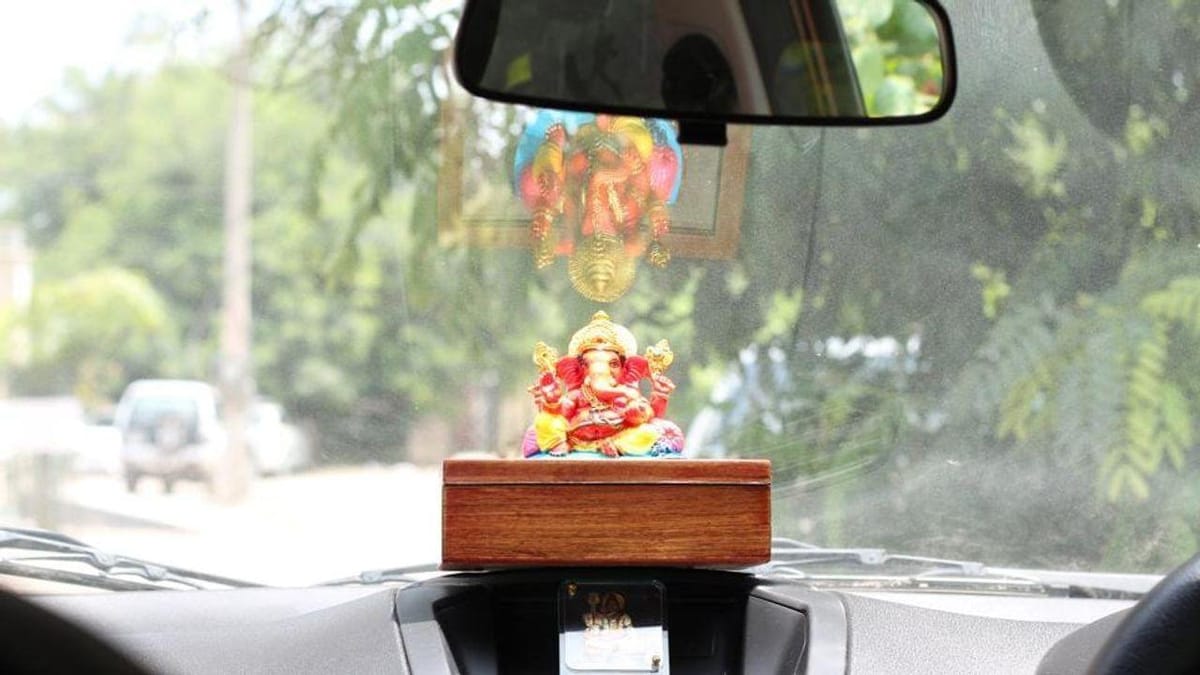 Vastu Tips for Car: તમારી ગાડીમાં હાજર આટલી વસ્તુઓ તમને દરેક સંકટોથી રાખશે દૂર, જાણો અહી