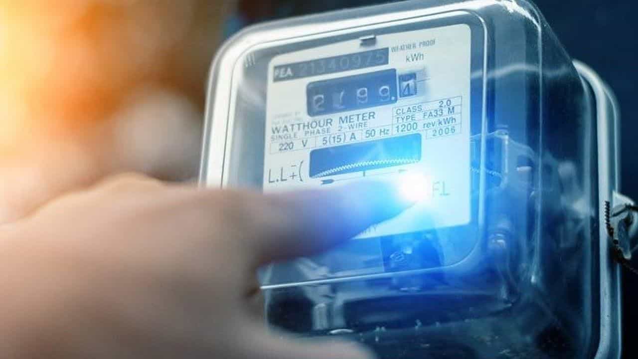 મહારાષ્ટ્રમાં વિજળીના બિલની ભરપાઈ માટે કરવામાં આવી રહી છે કડક કાર્યવાહી, મીટર અને વાયર ખોલીને લઈ જઈ રહ્યા છે કર્મચારી