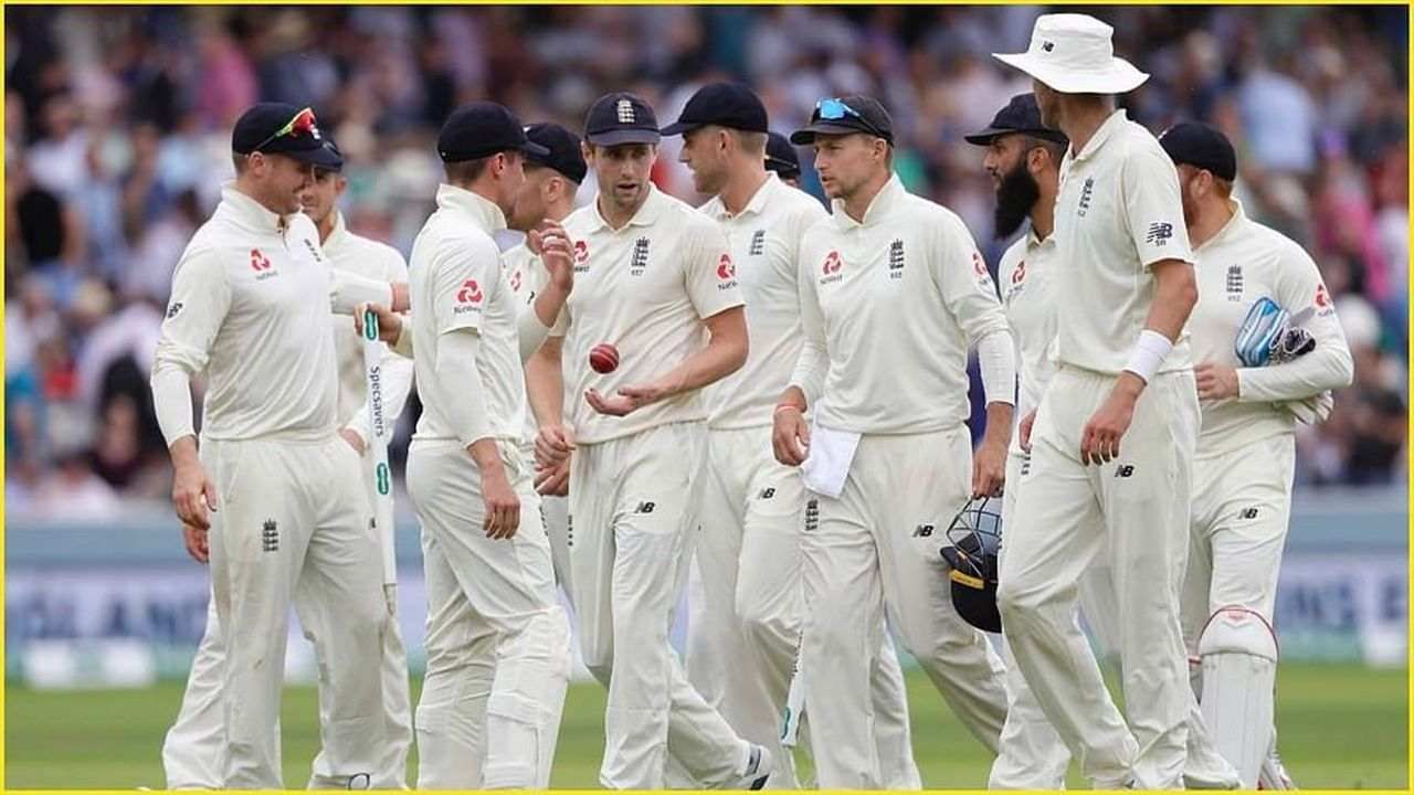ખૂબ જ ખરાબ ક્રિકેટ રમી રહેલી ઈંગ્લેન્ડની ક્રિકેટ ટીમ (England Cricket Team) આખરે એશિઝ શ્રેણી હારી ગઈ. મંગળવારે મેલબોર્ન ટેસ્ટ (Melbourne Test) માં ઈંગ્લેન્ડનો બીજો દાવ પત્તાની જેમ પડી ગયો હતો અને ઓસ્ટ્રેલિયા (Australia) એ ત્રીજી મેચ ઈનિંગ, 14 રનથી જીતી લીધી હતી. આ હાર બાદ ઈંગ્લેન્ડમાં સુકાની જો રૂટ (Joe Root) ની કેપ્ટનશીપ પર સવાલો ઉભા થઈ રહ્યા છે અને એવા અહેવાલો છે કે આ દિગ્ગજ બેટ્સમેન સીરીઝ પૂરી થતાની સાથે જ કેપ્ટન્સી છોડી દેશે.