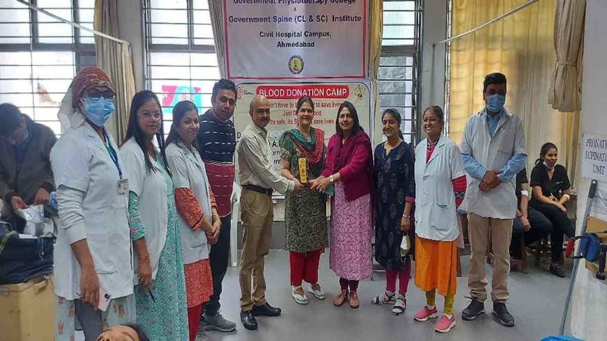 Ahmedabad: કોરોનાકાળ બાદ રક્તદાનની પ્રવૃત્તિને વેગ આપવા ગવર્મેન્ટ ફિઝીયોથેરાપી કોલેજના વિદ્યાર્થીઓએ યોજી રક્તદાન શિબિર Ahmedabad: કોરોનાકાળ બાદ રક્તદાનની પ્રવૃત્તિને વેગ આપવા ગવર્મેન્ટ ફિઝીયોથેરાપી કોલેજના વિદ્યાર્થીઓએ યોજી રક્તદાન શિબિર