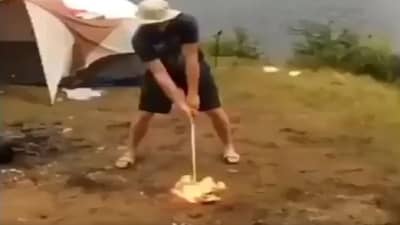 Viral Video: આગના ગોળાથી આ વ્યક્તિ રમવા જઈ રહ્યો હતો ગોલ્ફ, પછી ભાગવું પડ્યું ભારે !