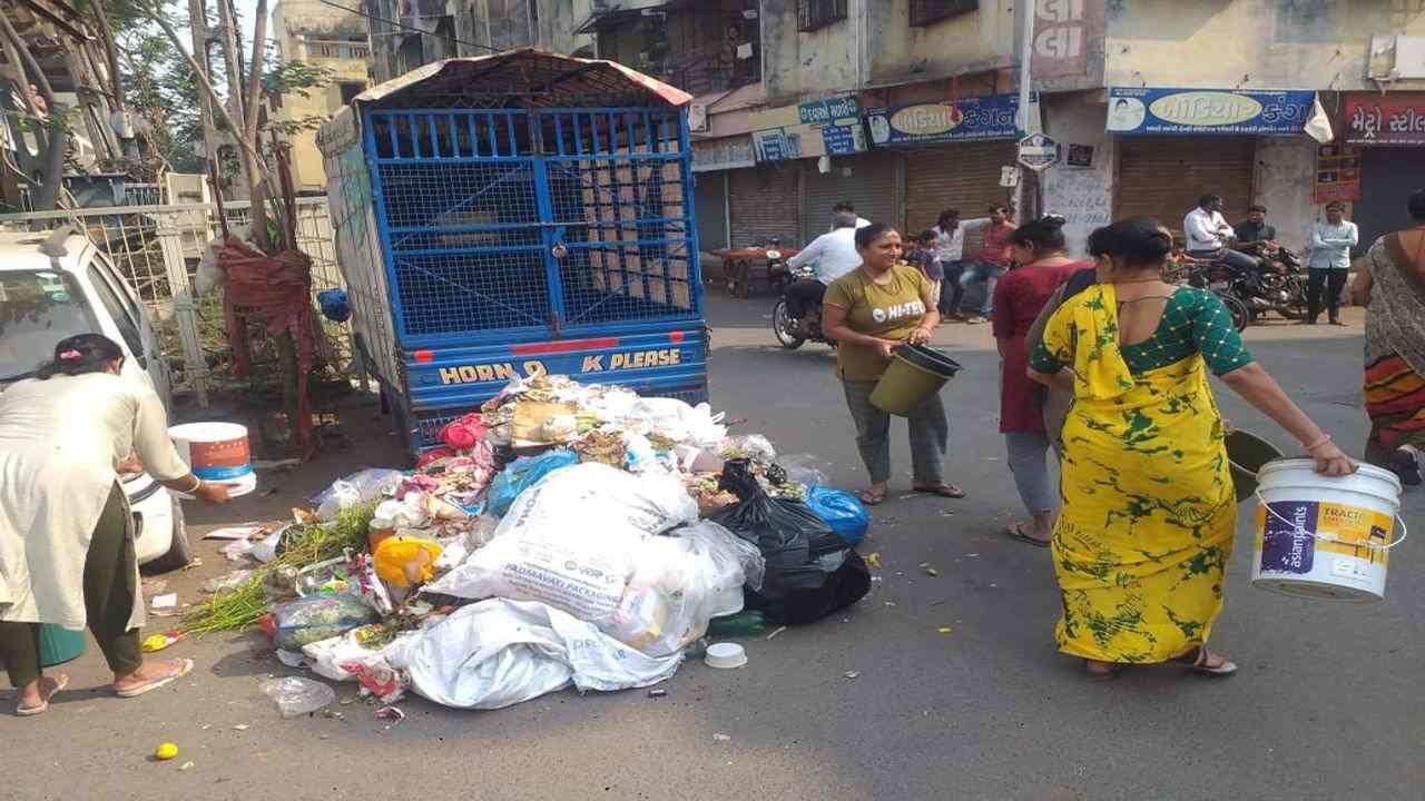 Surat : સ્વચ્છતા માટે એવોર્ડ મેળવનાર સુરત શહેરની આ સોસાયટીના લોકોએ કેમ ફેંક્યો જાહેરમાં કચરો ?