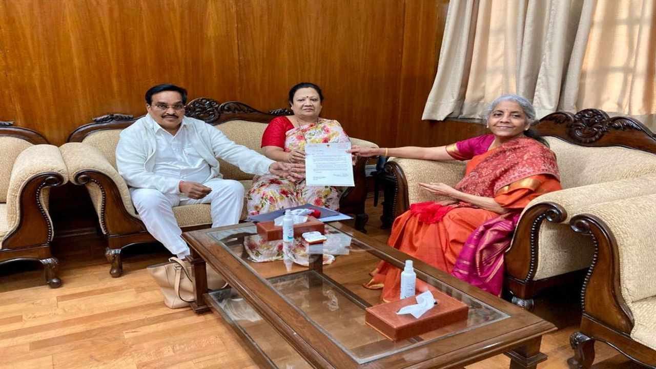 Surat : વેપારીઓની માંગને લઈને દર્શના જરદોશ અને સી.આર.પાટીલ નાણામંત્રીને મળ્યા