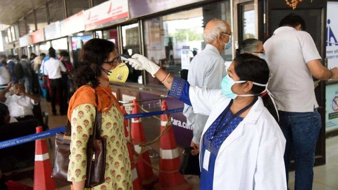 Omicron in India: દેશમાં ઓમિક્રોનના ભયાનક ભણકારા ! દક્ષિણ આફ્રિકાથી પરત આવેલા એક જ પરિવારના 9 લોકો પોઝિટિવ