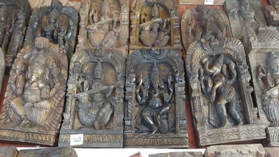 સુરતના વનિતા વિશ્રામ મહિલા વિશ્વ વિદ્યાલય ખાતે તા.11 થી 20 ડિસેમ્બર દરમિયાન યોજાયેલા ‘હુનર હાટ’ સુરતીઓના અદ્દભૂત પ્રતિસાદ સાથે પૂર્ણ થયો. ભવ્ય ઉદ્દઘાટનથી શરૂ કરી સમાપન પામેલા ‘હુનર હાટ’ની લાખો સુરતવાસીઓએ મુલાકાત લઈ કરોડો રૂપિયા ચીજવસ્તુઓની ખરીદી કરી હતી. જ્યારે મોટી સંખ્યામાં લોકોએ ઓનલાઈન ઓર્ડર આપીને પણ ચીજવસ્તુઓ ઘર બેઠા મંગાવી હતી.