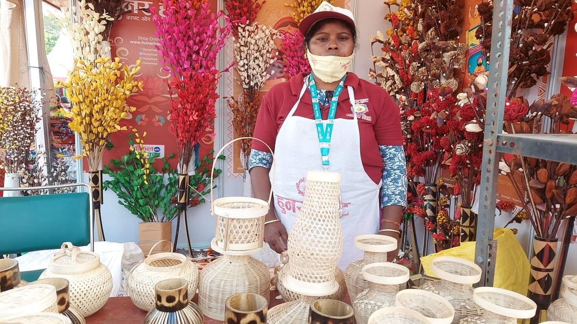 10 દિવસ લાંબા આ હુનર હાટમાં દેશભરમાંથી કારીગરો, કારીગરો અને કારીગરોના 300 સ્ટોલ ઉભા કરવામાં આવ્યા હતા, જેમાં 2 ફૂડ કોર્ટના 60 સ્ટોલનો સમાવેશ થાય છે. એક તરફ, જ્યાં ઘરની રોજિંદી જરૂરીયાતની વસ્તુઓના સ્ટોલ લોકોને આકર્ષિત કરી રહ્યા હતા, ત્યાં ફૂડ કોર્ટ પણ વિવિધ 30 રાજ્યો અને કેન્દ્રશાસિત પ્રદેશોમાંથી સ્વાદિષ્ટ પરંપરાગત વાનગીઓ અને ફૂડ સ્ટોલ સાથે લોકોની પ્રથમ પસંદગી હતી. લોકોએ તેની ખૂબ મજા માણી.