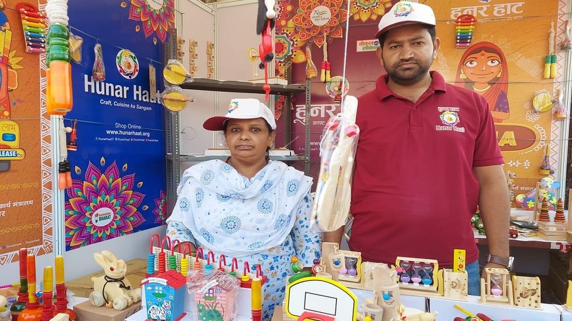 10 દિવસમાં લગભગ 17 લાખ લોકો હુનર હાટ જોવા વનિતા વિશ્રામ પહોંચ્યા અને કરોડો રૂપિયાની ખરીદી કરી અને ઓનલાઈન ઓર્ડર બુક કરાવ્યા. આ સંદર્ભમાં પણ સુરતની હુનર હાટ ખૂબ જ સફળ રહી હતી. હુનાર હાટના સમગ્ર કેમ્પસમાં સ્વચ્છતા જાળવવા માટે 250 સફાઈ કામદારોને તૈનાત કરવામાં આવ્યા હતા અને સુરક્ષા વ્યવસ્થા જાળવવા માટે 150 સુરક્ષા કર્મચારીઓને તૈનાત કરવામાં આવ્યા હતા.