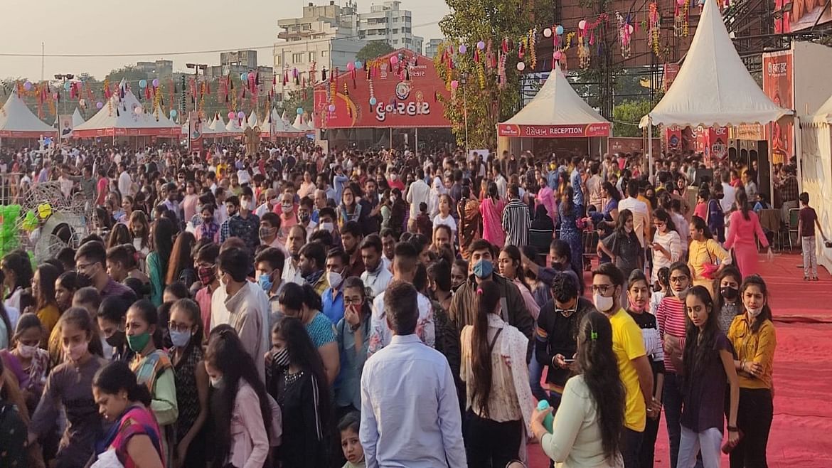 40 લોકોની ટીમ સ્થળની નજીક પાર્કિંગની અલગ જગ્યા ગોઠવવામાં રોકાયેલી હતી. હુનર હાટમાં સ્ટોલની 8 લેનમાં, એક ગલી દીઠ વ્યવસ્થામાં આયોજક સમિતિના 10-10 લોકો હાજર હતા.