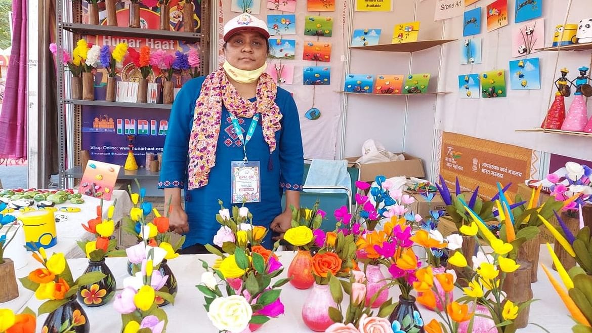 વિશ્વકર્મા વાટિકા, મેરા ગાંવ મેરા દેશ, બાવરચીખાના વિભાગમાં 30 લોકોની ત્રણ ટીમ વ્યવસ્થામાં રોકાયેલી હતી. વનિતા વિશ્રામ કોલેજની 20 વિદ્યાર્થીનીઓ હુનર હાટમાં સ્વયંસેવકો તરીકે સક્રિય હતી. માસ્ક અને સેનિટાઈઝરની ખાસ કાળજી રાખવામાં આવી હતી. જેઓ માસ્ક વગરના મળી આવ્યા હતા તેઓને આયોજકો દ્વારા માસ્ક આપવામાં આવ્યા હતા અને જગ્યાએ જગ્યાએ સેનિટાઈઝરની વ્યવસ્થા કરવામાં આવી હતી. સીસીટીવી કેમેરા અને ડ્રોન કેમેરાથી પણ સતત દેખરેખ રાખવામાં આવી હતી