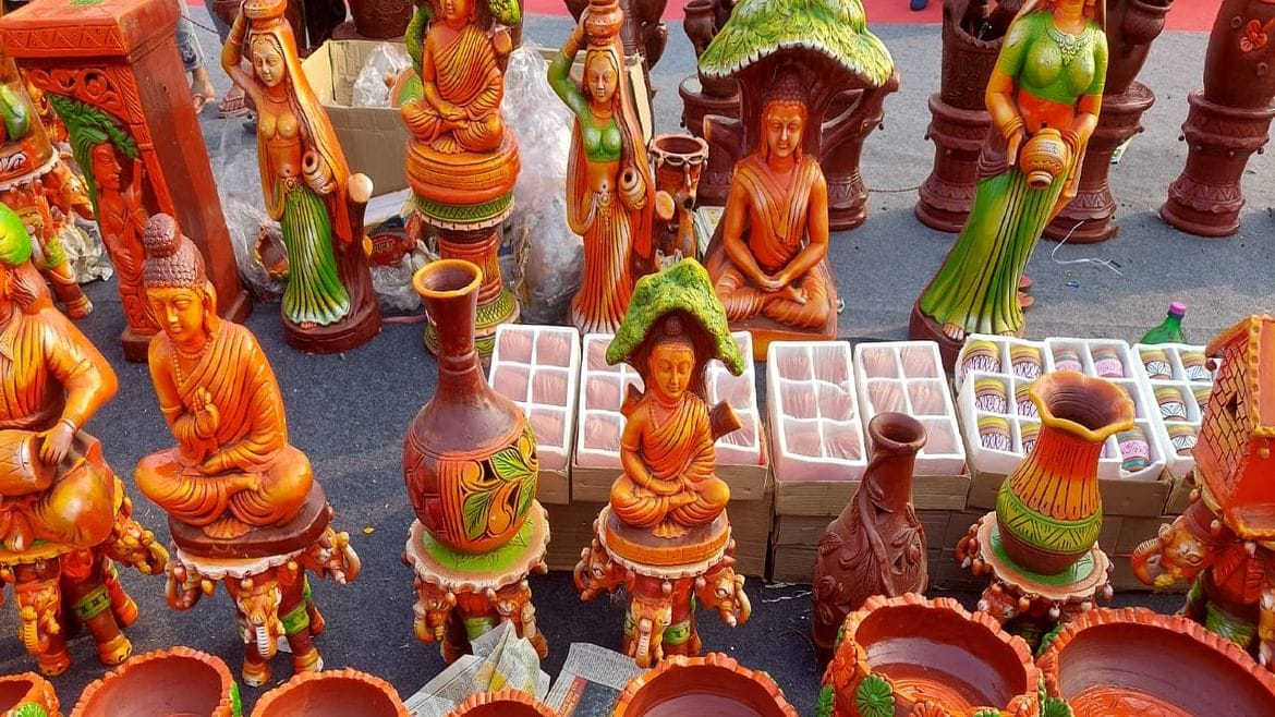 હુનર હાટનું પ્લેટફોર્મ સર્કસની સમૃદ્ધ કલાને પુનર્જીવિત કરવા અને તેની વિલીન થતી વિશ્વસનીયતાને પુનઃસ્થાપિત કરવા માટે પ્રદાન કરવામાં આવ્યું હતું. સર્કસના કલાકારોએ અદ્દભુત પરાક્રમો કરીને સુરતવાસીઓનું મનોરંજન કર્યું હતું. સાંજે સંગીત અને સાંસ્કૃતિક કાર્યક્રમમાં દેશના દિગ્ગજ કલાકારોએ પોતાની કલા પ્રદર્શિત કરી હતી. સુરેશ વાડેકર, પંકજ ઉધાસ, અમિત કુમાર, સુદેશ ભોસલે, અલ્તાફ રાજા, ભૂમિ ત્રિવેદી અને અન્નુ કપૂર જેવી બોલીવુડની મોટી હસ્તીઓએ હાજરી આપી હતી.