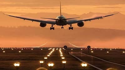 SURAT : લગ્નની લાઇટે પ્લેનનું લેન્ડિંગ અટકાવ્યું, 45 મિનિટ સુધી પ્લેન હવામાં ફરતું રહ્યું, લાઇટ બંધ કરીને લેન્ડ થયું