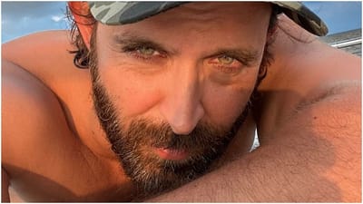 હૃતિક રોશન હંમેશા તેની એક્ટિંગ અને તેના લુક્સથી ફેન્સનું દિલ જીતી લે છે. હવે એક્ટરે પોતાનો નવો શર્ટલેસ ફોટો શેર કર્યો છે જે સોશિયલ મીડિયા પર વાયરલ થઈ રહ્યો છે. આટલું જ નહીં, ફેન્સની સાથે સેલેબ્સ પણ તેને આ ફોટો પર ખૂબ અભિનંદન આપી રહ્યા છે.
