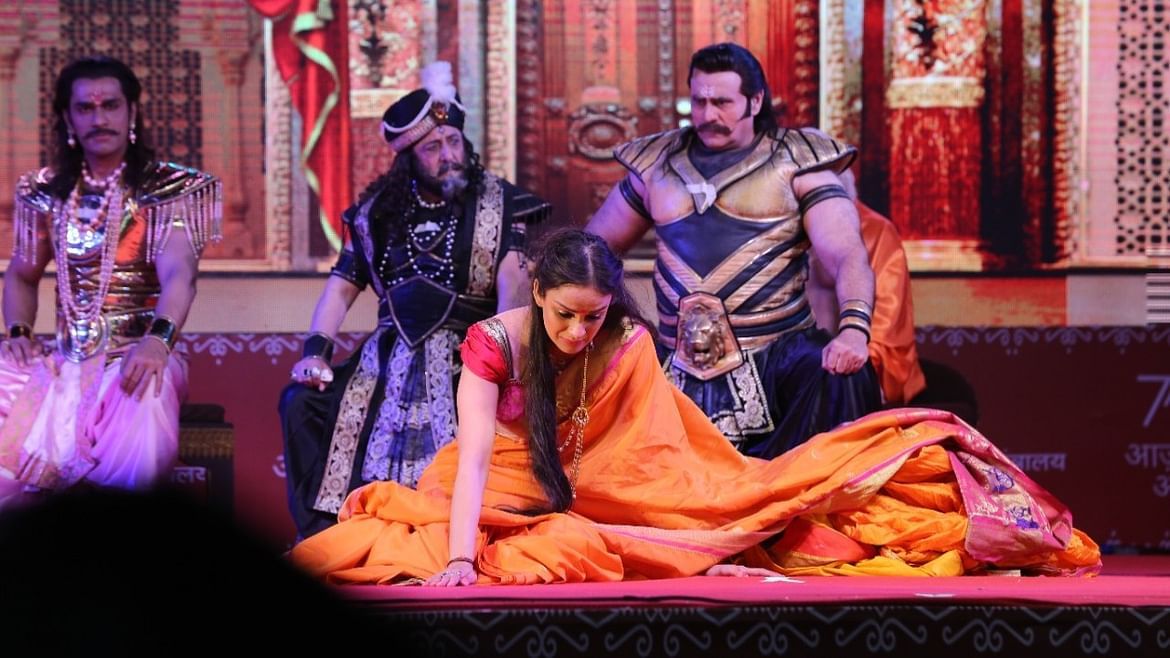 ઐતિહાસિક સીરીયલ મહાભારતનું પ્રસિદ્ધ અભિનેતા પુનીત ઇસાર, ગૂફી પેન્ટલ, સુરેન્દ્ર પાલ અને અન્ય કલાકારો દ્વારા જીવંત મંચન કરવામાં આવ્યું હતું. કૌશલ કુબેરોન દ્વારા હસ્તકલા, ભોજન અને સંસ્કૃતિને પ્રોત્સાહન આપવાના ઉદ્દેશ્ય સાથે આયોજિત કુંભ હુનર હાટમાં સમગ્ર ભારતની ઝલક જોવા મળી હતી. એક ભારત શ્રેષ્ઠ ભારતનું અનોખું ઉદાહરણ રજૂ કરવામાં આવ્યું હતું. વડાપ્રધાન નરેન્દ્ર મોદીના અભિયાન 'આત્મનિર્ભર ભારત' અને 'લોકલ ફોર વોકલ'ને મજબૂત કરવા માટે, કેન્દ્રીય લઘુમતી બાબતોના મંત્રાલયે મંત્રી મુખ્તાર અબ્બાસ નકવીની દેખરેખ હેઠળ દેશભરમાં હુનર હાટનું આયોજન કર્યું છે. સુરતમાં આયોજિત થનારી આ 34મી હુનર હાટ હતી. હુનર હાટ 2016 માં શરૂ કરવામાં આવી હતી અને આ યાત્રા આગળ પણ ચાલુ રહેશે.