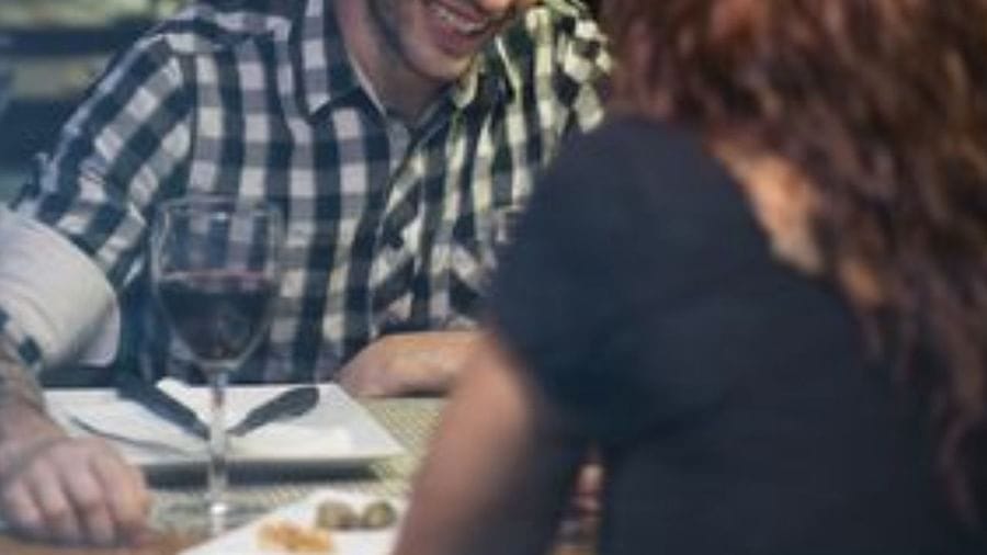 ડિનર ડેટ પર વ્યક્તિના દાંત નીકળી આવ્યા બહાર, મહિલાએ શેર કર્યો તેનો વિચિત્ર ડેટિંગ એક્સપિરિયન્સ