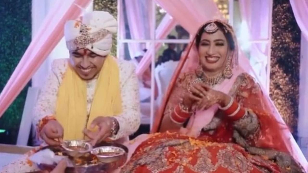 Funny Video: લગ્નમાં દુલ્હા-દુલ્હન હતા વ્યસ્ત ! કંટાળીને પંડિતજીએ કંઈક એવુ કર્યુ કે તમને પણ હસવુ આવશે