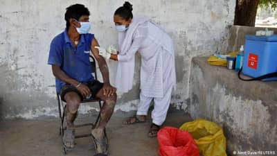 Surat : ઇન્ડસ્ટ્રીયલ એરિયામાં બાકી રહેલા કારીગરોને 10 દિવસમાં વેક્સીન લેવા સૂચના, ઔધોગિક સંસ્થાઓને અપાઈ જવાબદારી