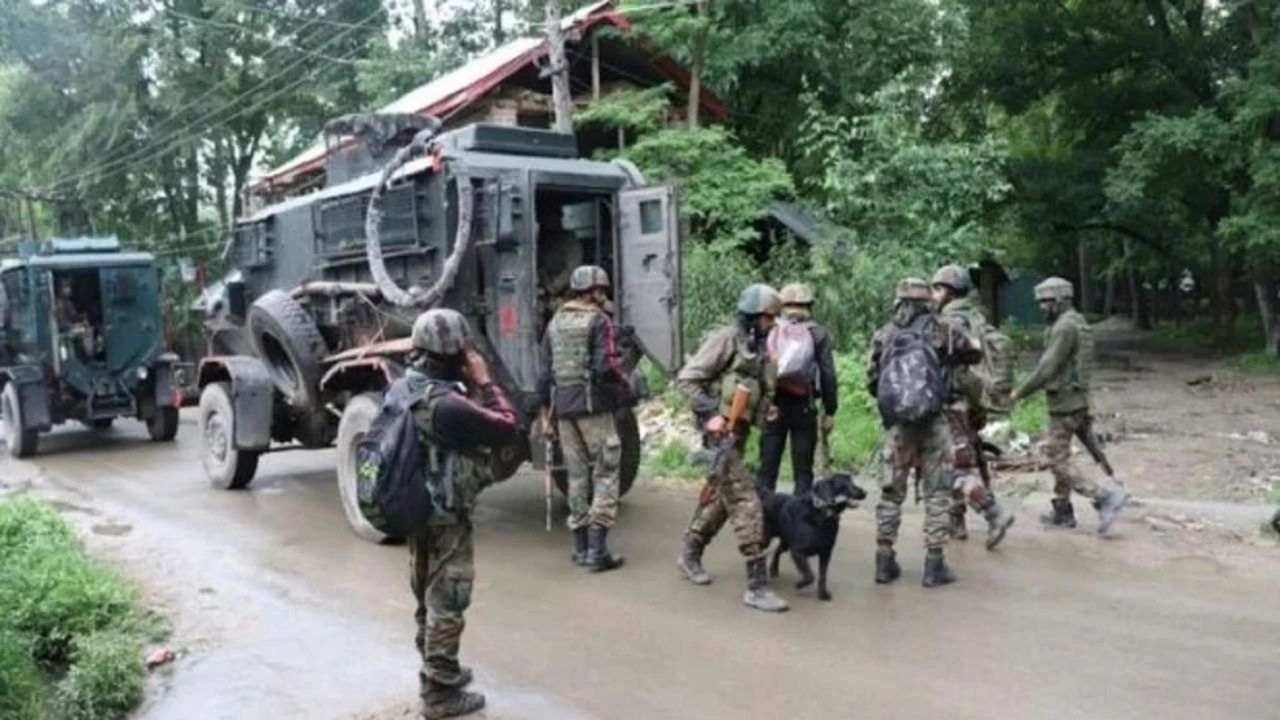 Jammu Kashmir: પુલવામામાં આતંકીઓએ પોલીસ ચોકી પર ફેંક્યો ગ્રેનેડ, બે પોલીસકર્મી ઘાયલ