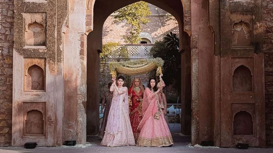 આ લહેંગામાં કેટરીના ખૂબ જ સુંદર લાગી રહી છે. તેણે રેડ કલરનો લહેંગા પહેર્યો હતો જેમાં પંજાબી ટચ આપવામાં આવ્યો હતો. કેટરીનાના વેડિંગ ડ્રેસને ડિઝાઈનર સબ્યસાચીએ ડિઝાઈન કર્યો છે.