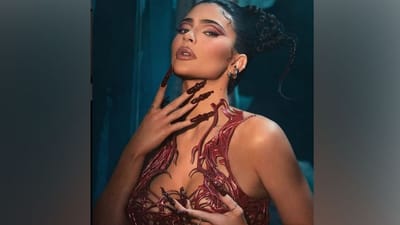 એસ્ટ્રોવર્લ્ડમાં સિંગર અને રેપર ટ્રેવિસ સ્કોટના પરફોર્મન્સ દરમિયાન થયેલા અકસ્માત બાદ તેની પાર્ટનર અને સોશિયલ મીડિયા સ્ટાર કાઈલી જેનરે સોશિયલ મીડિયાને અલવિદા કહ્યું. તમને જણાવી દઈએ કે આ દુર્ઘટનામાં ઘણા લોકોના મોત થયા હતા, જ્યારે ઘણા લોકો ઘાયલ થયા હતા.