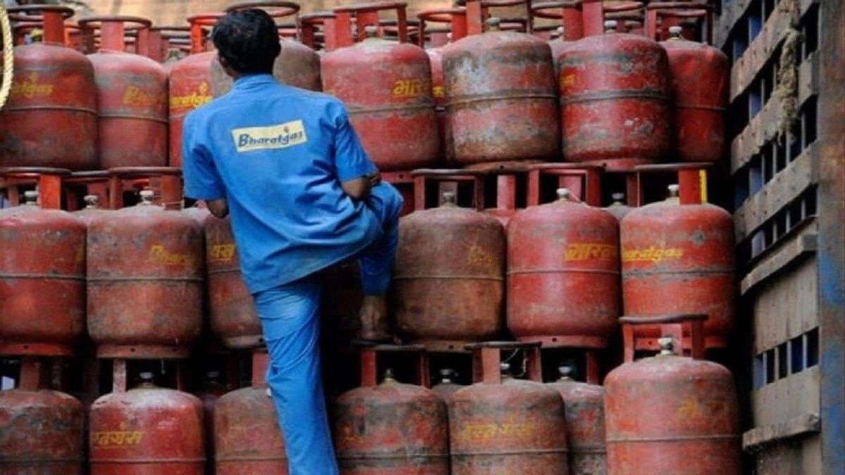 LPG Gas Cylinder Price: મોંઘવારીનો વધુ એક ફટકો,ગેસ સિલિન્ડર 105 રૂપિયા મોંઘો થયો