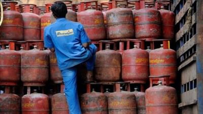 LPG Gas Cylinder Price: મોંઘવારીનો વધુ એક ફટકો,ગેસ સિલિન્ડર 105 રૂપિયા મોંઘો થયો