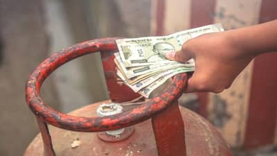 LPG Gas Cylinder Price: શું યુદ્ધની અસરોથી તમારા ઘરનું બજેટ પ્રભાવિત થશે? આજે ગેસ સિલિન્ડરના નવા ભાવ જાહેર થશે