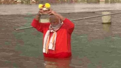 કાશી વિશ્વનાથ કોરિડોરનું ઉદ્ઘાટન કરવા પહોંચેલા પીએમ નરેન્દ્ર મોદીએ લલિતા ઘાટ પર ગંગામાં ડૂબકી લગાવી હતી. ગંગા નદીમાં સ્નાન કર્યા બાદ પીએમ મોદી પાણી લઈને કાશી વિશ્વનાથ મંદિર પહોંચ્યા. મંદિર પહોંચતા જ તેમનું ડમરુના નાદ સાથે સ્વાગત કરવામાં આવ્યું હતું. (ફોટો- ANI)