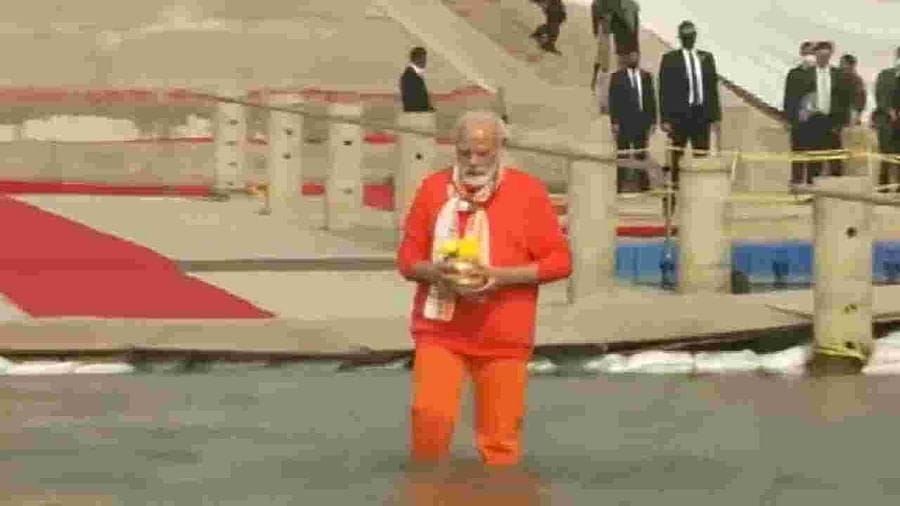 PM કાશી વિશ્વનાથ મંદિરમાં હાજર છે અને મંદિરના પૂજારીઓ વૈદિક મંત્રોના પાઠ કરતા બાબા વિશ્વનાથની પૂજા કરી રહ્યા હતા. પીએમ મોદી તેમની સાથે લાવેલા ગંગા નદીના જળથી બાબા વિશ્વનાથનો જલાભિષેક કર્યો હતો. (ફોટો- ANI)