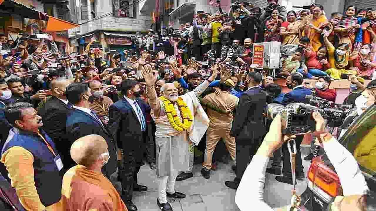 ભગવા કપડા પહેરીને પીએમ મોદી કળશ સાથે ગંગા નદીમાં ઉતર્યા. તેમણે નદીમાં ડૂબકી લગાવી અને ગંગામાં સ્નાન કરતી વખતે ભગવાન સૂર્યને અર્ઘ્ય અર્પણ કર્યો. પીએમએ ભગવાન સૂર્યની પ્રદક્ષિણા કરી અને તેમને જળ અર્પણ કર્યું. (તસવીર- PTI)