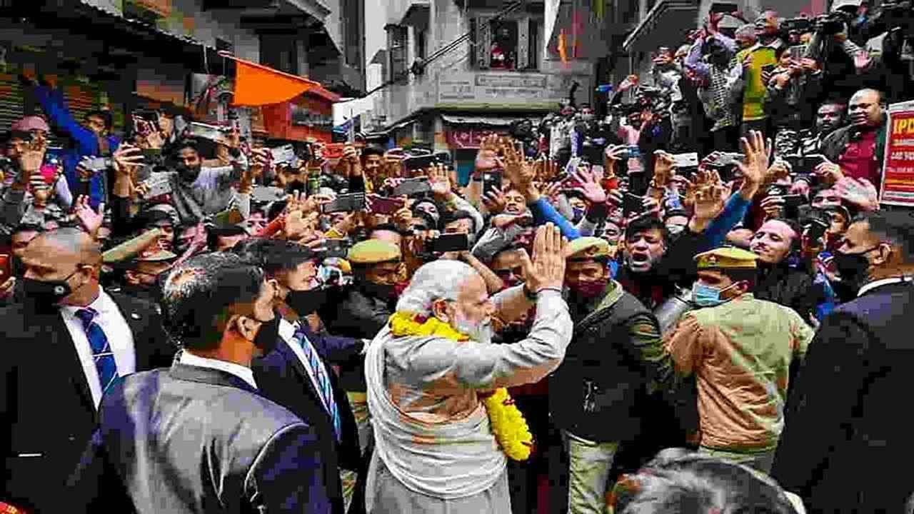 ગર્ભગૃહમાં પીએમ મોદીએ લગભગ 20 મિનિટ સુધી પૂજા-અર્ચના કરી. કાશી વિશ્વનાથ મંદિરમાં ડમરુ વગાડવામાં આવ્યુ કે જેનો અવાજ દૂર દૂર સુધી સંભળાયો. બધે ડમરુનો અવાજ સંભળાઈ રહ્યો છે, લોકો પોતાના ઘરની છત પર ઉભા રહીને અલૌકિક દ્રશ્ય જોઈ રહ્યા છે. (તસવીર- PTI)