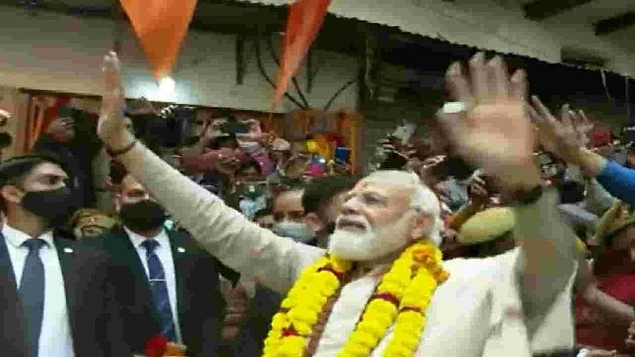 અગાઉ શંખનાદ અને હર હર મહાદવેના નારા સાથે વડાપ્રધાનનું સ્વાગત કરવામાં આવ્યું હતું. ઘાટ પર હાજર લોકોમાં જબરદસ્ત ઉત્સાહ હતો, લોકો હાથ હલાવીને વડાપ્રધાનનું સ્વાગત કરી રહ્યા હતા. (ફોટો- ANI)