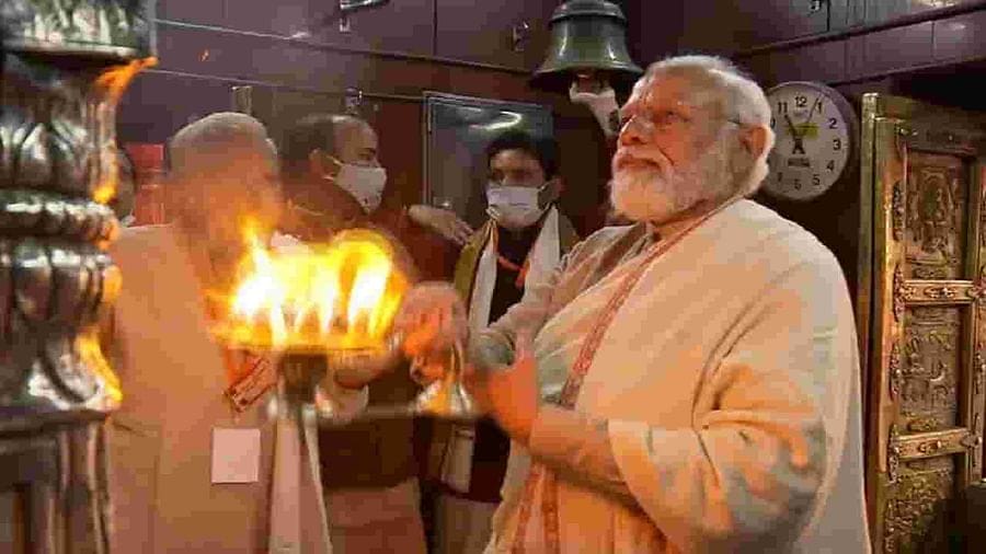 આ પહેલા કાશીના કોટવાલ કાલ ભૈરવના દર્શન કર્યા બાદ વડાપ્રધાન મોદી ખિરકિયા ઘાટ પહોંચ્યા હતા. અહીંથી પીએમ લલિતા ઘાટથી કાશી વિશ્વનાથ ધામમાં પ્રવેશ કરશે. પીએમ ક્રુઝ દ્વારા લલિતા ઘાટ જશે. (ફોટો- ANI)