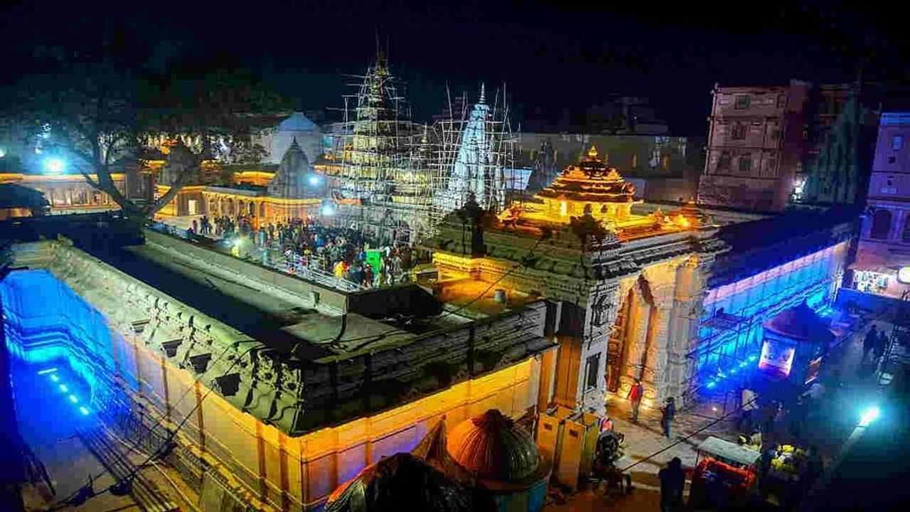 કાલ ભૈરવ મંદિરમાં પૂજા કર્યા પછી, વડા પ્રધાન મોદીએ ત્યાંની શેરીઓમાંથી પસાર થતાં લોકોનું અભિવાદન સ્વીકાર્યું. કાલ ભૈરવને કાશીના કોટવાલ માનવામાં આવે છે. (ફોટો- ANI)