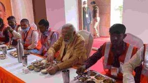 Kashi Vishwanath Corridor: વડાપ્રધાન નરેન્દ્ર મોદીએ કાશી વિશ્વનાથ કોરિડોર બનાવનારા 2500 શ્રમિક સાથે ભોજન ગ્રહણ કર્યુ