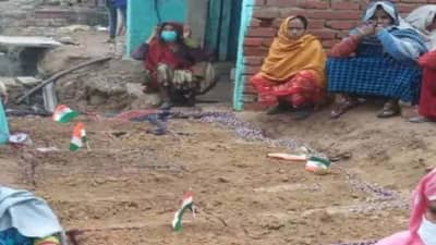 વારંવાર રજૂઆત છતાં ન થયું ગટરનું કામ, 86 વર્ષના વૃદ્ધ સાથે ખેડૂતે સમાધિ લેતા તંત્રમાં ખળભળાટ