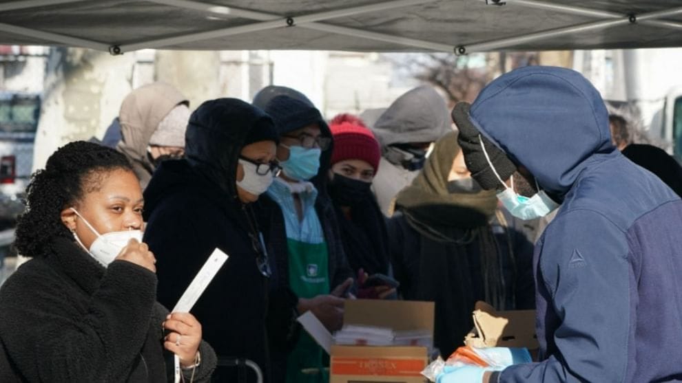 Omicron: ઓમિક્રોનથી બચવા દુનિયા ઉતરી મેદાનમા, એસ્ટ્રાજેનેકાનાં બુસ્ટર ડોઝ પર આશ, લાદવામાં આવ્યા સખત નિયમો