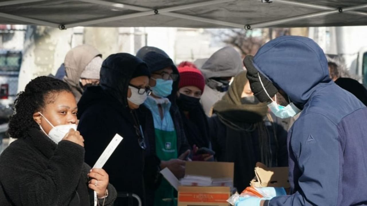 Omicron: ઓમિક્રોનથી બચવા દુનિયા ઉતરી મેદાનમા, એસ્ટ્રાજેનેકાનાં બુસ્ટર ડોઝ પર આશ, લાદવામાં આવ્યા સખત નિયમો