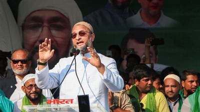 Asaduddin Owaisi - ઓલ ઈન્ડિયા મજલિસ-એ-ઈત્તેહાદુલ મુસ્લિમીન (AIMIM)ના પ્રમુખ અસદુદ્દીન ઓવૈસીએ 9 સપ્ટેમ્બરે ઉત્તર પ્રદેશમાં એક વિવાદાસ્પદ નિવેદન આપ્યું હતું. તેણે કહ્યું હતું કે, '100 વર્ષ જૂની મસ્જિદને રાતોરાત ઉપાડીને ફેંકી દેવામાં આવી અને તોડવાનું કારણ પણ જણાવ્યું હતુ કે, SDM સાહેબનું ઘર બાજુમાં હતું. તેને અજાનથી તકલીફ હતી. તો તેણે કહ્યું હતું કે મસ્જિદ તોડી નાખો ,આ દરમિયાન તેણે વડાપ્રધાન નરેન્દ્ર મોદી અને યુપીના મુખ્યમંત્રી યોગી આદિત્યનાથ વિશે અભદ્ર ભાષાનો ઉપયોગ કર્યો હતો. તેમના નિવેદન બાદ ફરિયાદ પણ નોંધવામાં આવી હતી.