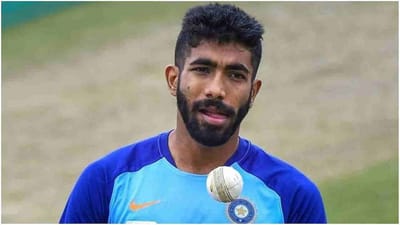 કહેવાય છે કે માથા પર પિતાનો પડછાયો હોય તો મુશ્કેલીઓનો બોજ નથી લાગતો. પરંતુ, માત્ર 5 વર્ષની ઉંમરે જ્યારે તેના પિતાનો પડછાયો તેની પાસેથી છીનવાઈ ગયો ત્યારે તેની સાથે શું થયું હશે તેની કલ્પના કરો. અને, તે પછી તેની માતાએ તેને સફળ ક્રિકેટર બનાવવા માટે એડી ચોટીનુ જોર લગાવવુ પડ્યુ હતુ. અમે વાત કરી રહ્યા છીએ ગુજરાતના અમદાવાદ (Ahmedabad) માં સ્થાયી થયેલા પંજાબી પરિવારમાં જન્મેલા ક્રિકેટર જસપ્રીત બુમરાહ (Jasprit Bumrah) ની, જે બેશક આજે ટીમ ઈન્ડિયા (Team India) નો સ્ટાર બોલર છે, પરંતુ તેનો ભૂતકાળ મુશ્કેલીઓથી ભરેલો હતો. ભારતના સફળ ક્રિકેટર જસપ્રિત બુમરાહનો આજે 27મો જન્મદિવસ છે.